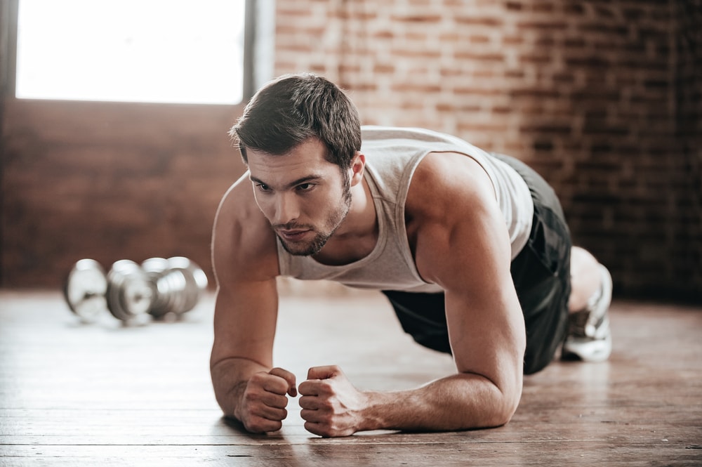 9 exercices full body pour hommes à faire en salle ou chez soi