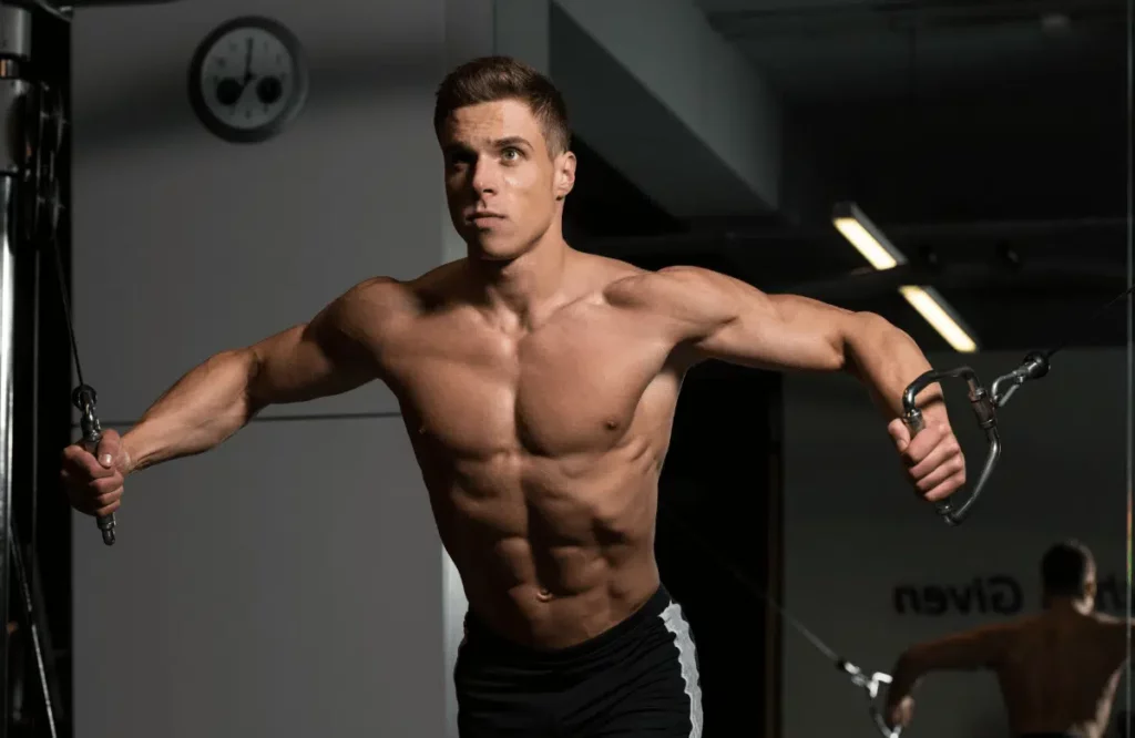 Comment développer ses pectoraux avec une poulie haute ? guide complet & techniques
