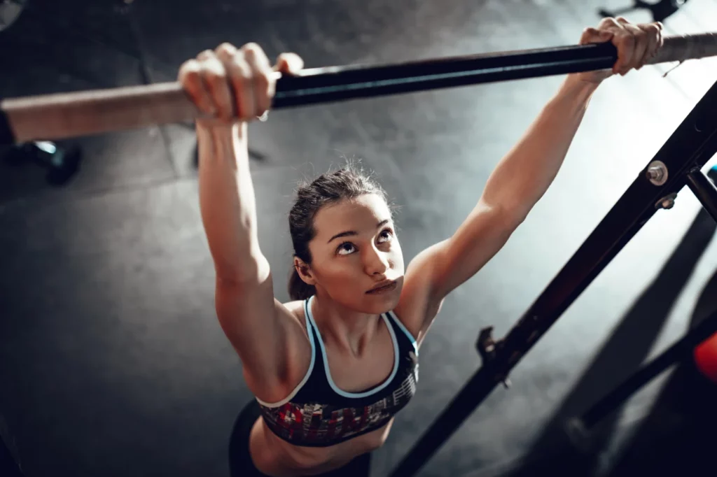 Meilleur programme de tractions pour femmes débutantes avec barre