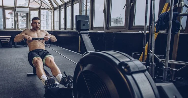 Entraînement HIIT au rameur : 7 séances efficaces à tester