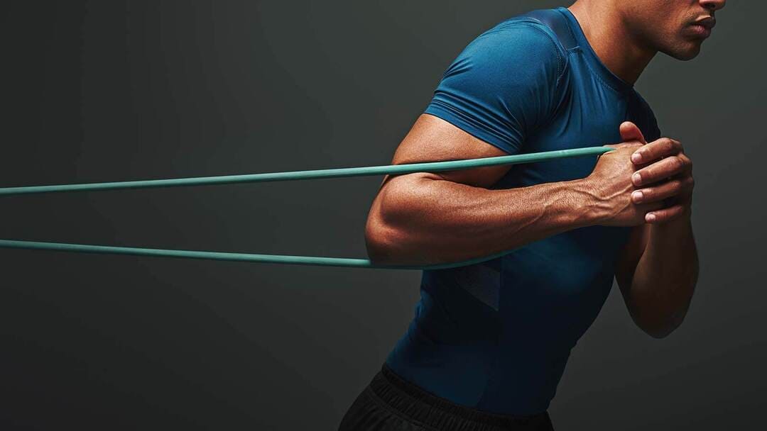 exercice avec élastique pour muscler les pectoraux